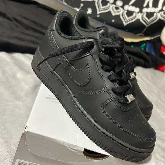 Selling size 8, black, Nike tennis shoes - Picture 1 of 4